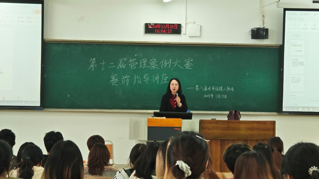 人们在看台上中度可信度描述已自动生成 人们在看台上中度可信度描述已自动生成